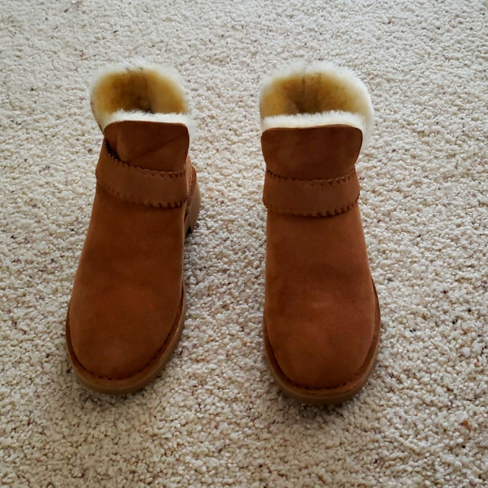 Womens UGG boots size 7.5. Tan with faux fur lining suede uppers